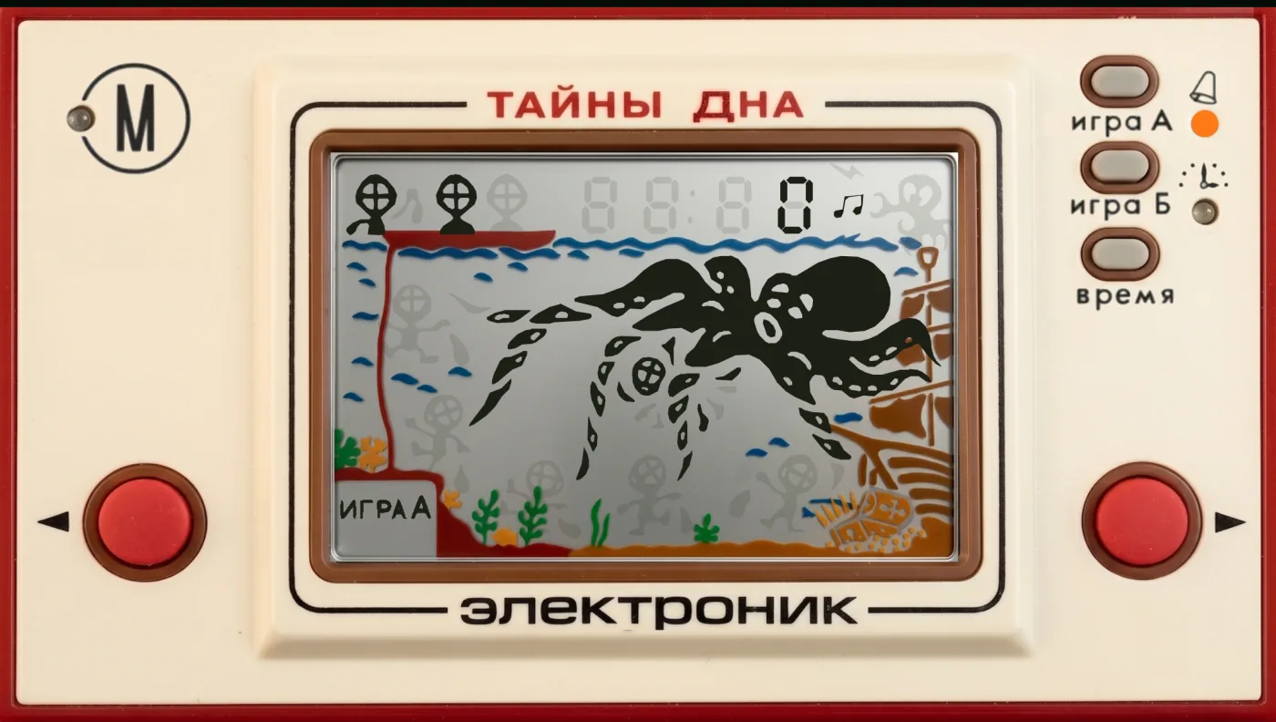 Secrets of the Deep on the classic LCD panel, a diver below the octopus and the wreck